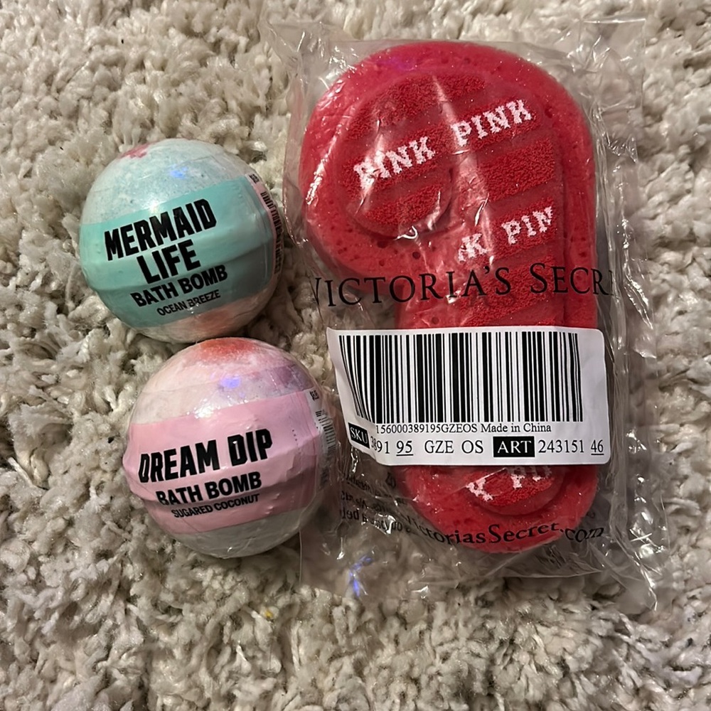 😍 New Victoria’s Secret PINK wrapped 3 item bundle 2 bath bombs & 1 sponge